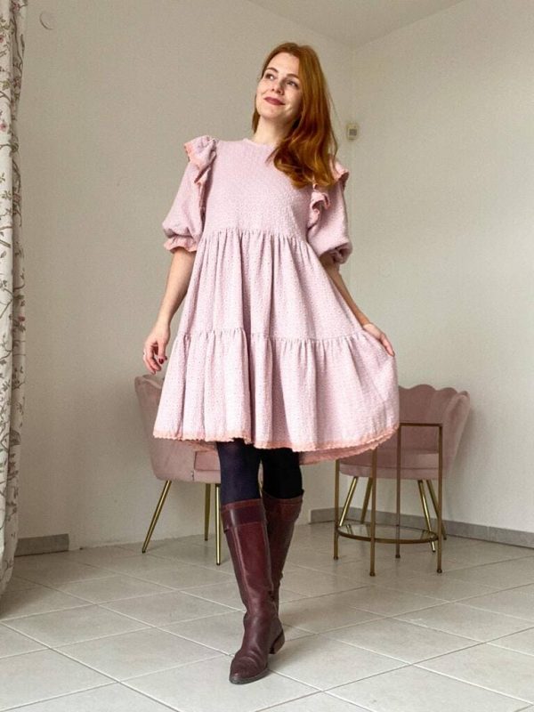 Krátke mušelínové šaty v svetlo ružovej farbe objednáte na SLOVFLOW