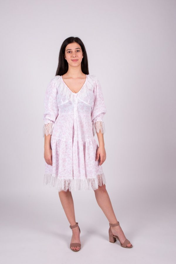 Biele mušelínové šaty s čipkou a ružovým vzorom objednáte na SLOVFLOW