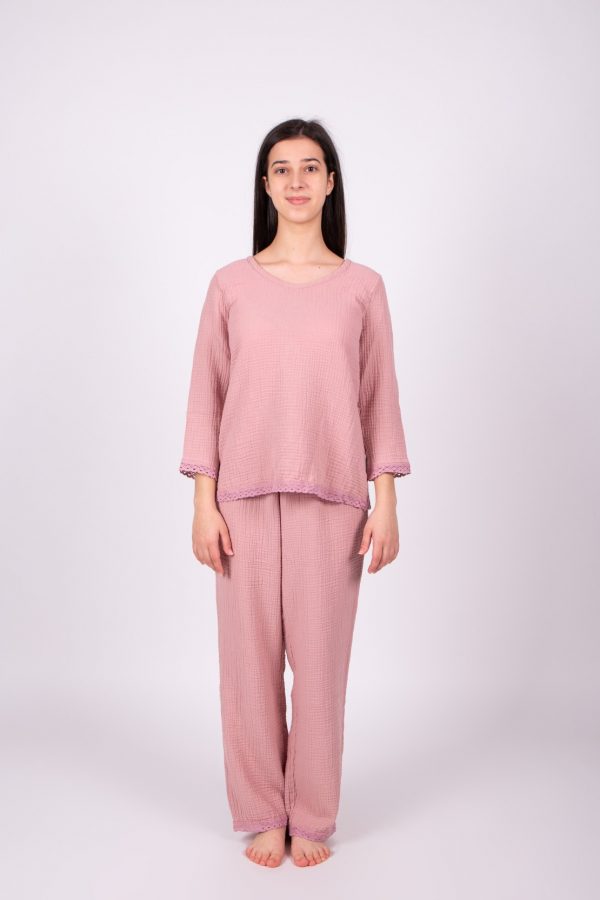 Dlhý mušelínový pyžamový set na modelke odfotenej zpredu