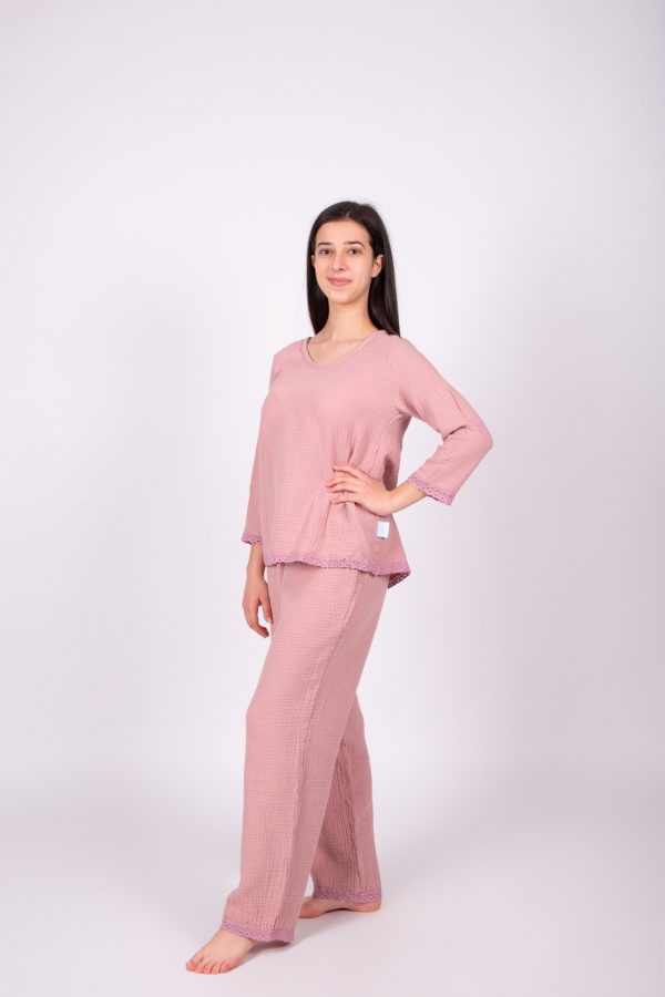 Dlhý mušelínový pyžamový set na modelke odfotenej zpredu