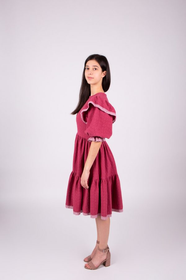 Mušelínové šaty s jemnou čipkou Love Colors - pohľad na modelku zboku