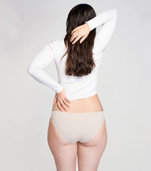 Nohavičky klasik Créeme - pohľad na modelku zozadu