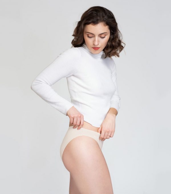 Nohavičky klasik Créeme - pohľad na modelku zboku