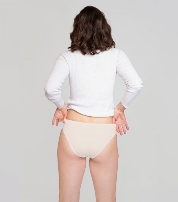Nohavičky klasik Créeme - pohľad na modelku zozadu