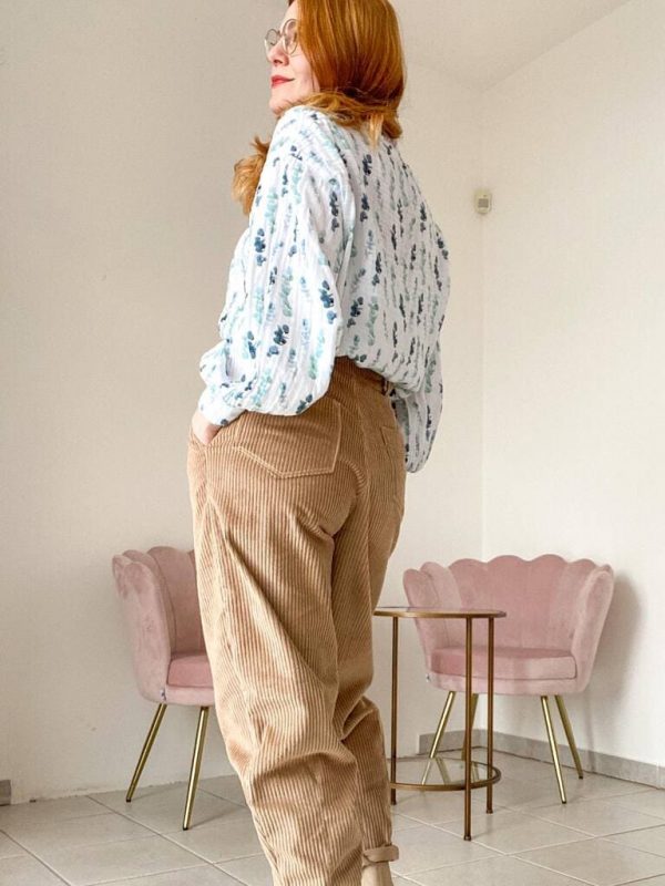 Menčestrové nohavice s vysokým pásom Love Colors - modelka odfotená zozadu