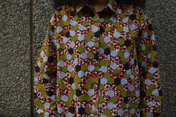Detail na kokosové gombíky na bavlnených šatách Ravenala Design