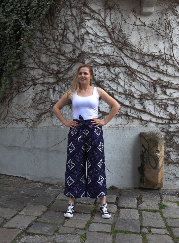 Fialové bavlnené nohavice Ravenala na modelke