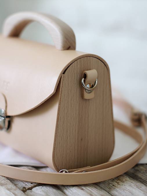 Béžová kabelka PURE s drevenými bokmi a rúčkou