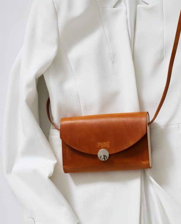 Hnedá kožená kabelka PURE s bielym sakom