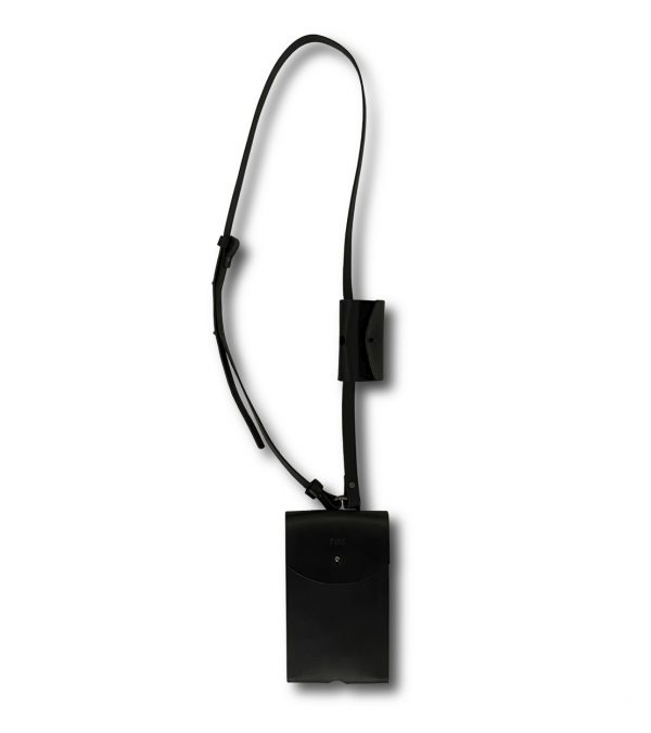 Čierne kožené púzdro na mobil a sluchátka