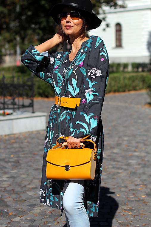 Outfit so žltou kabelkou s drevenou rúčkou