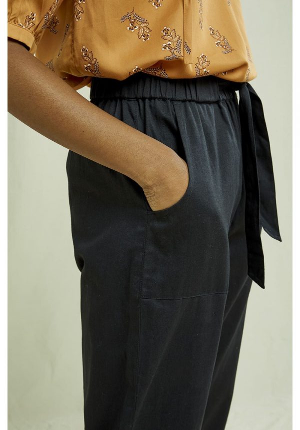 Čierne dámske nohavice na uväzovanie objednáte online na SLOVFLOW