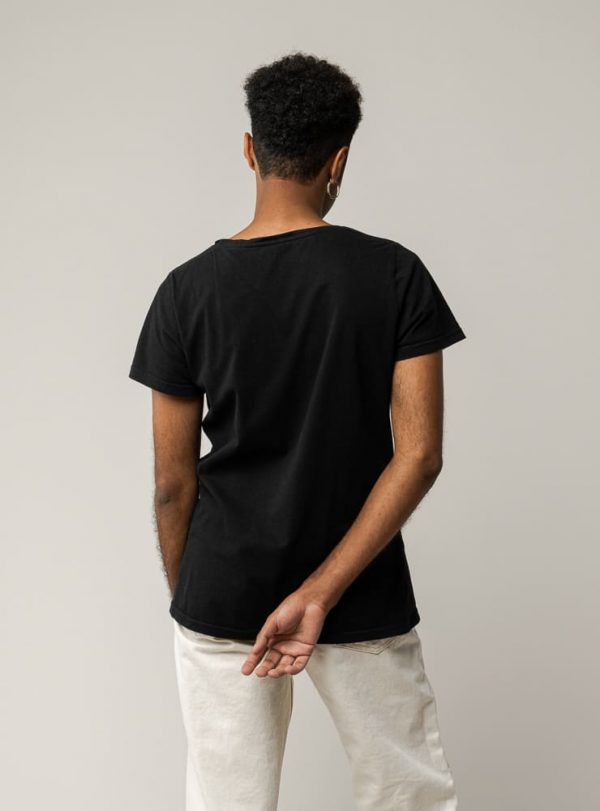 Čierne basic tričko z organickej bavlny zozadu
