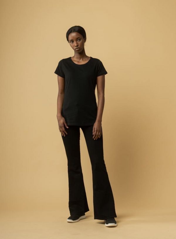 Čierne basic tričko s krátkymi rukávmi a okrúhlym výstrihom z organickej bavlny