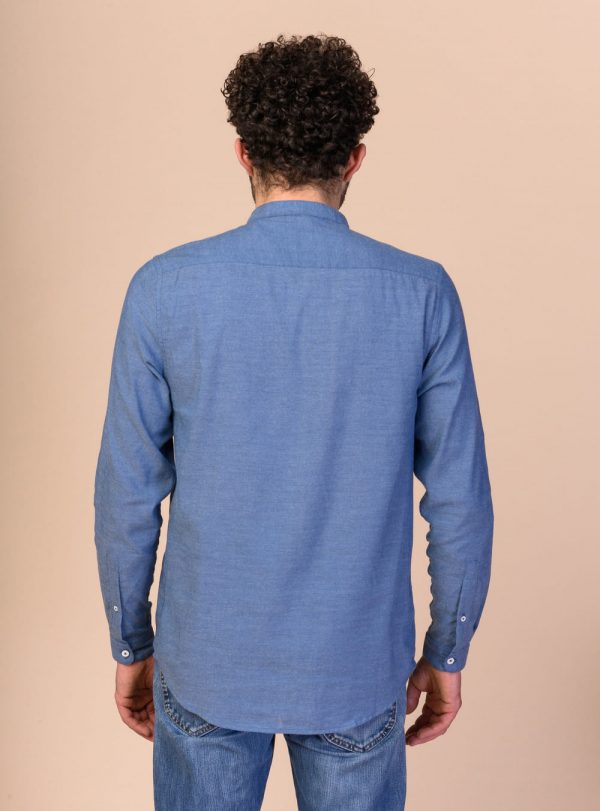 Modrá košeľa z organickej bavlny od Melawera zozadu