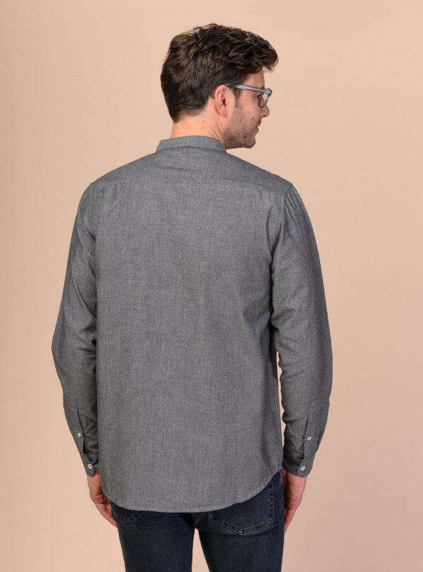 Sivá pánska košeľa z organickej bavlny zozadu