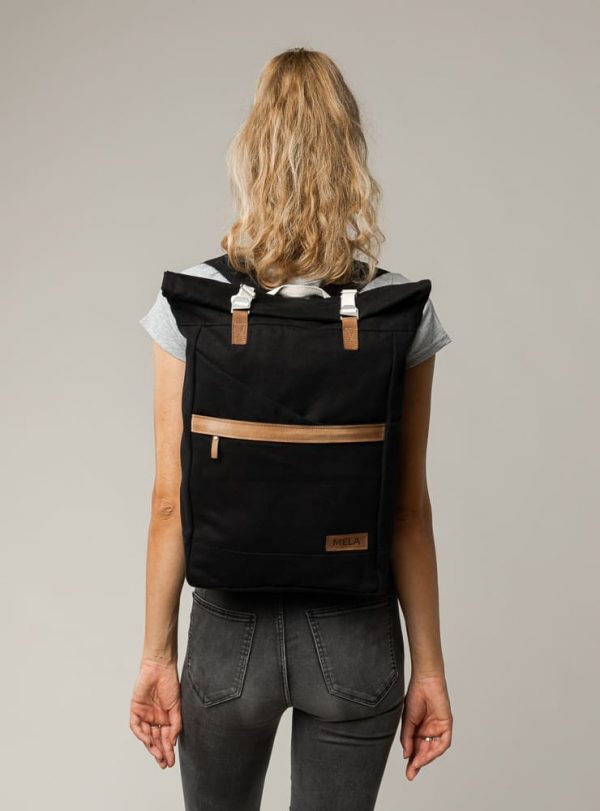 Čierny rolovací ruksak pre ženy od udržateľnej značky Melawear