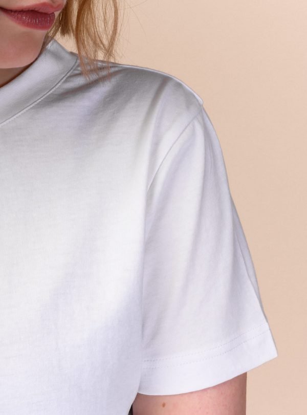 Detail na rukáv a golier bieleho basic trička z organickej bavlny od Melawear