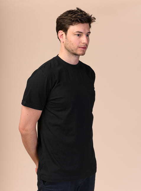 Čierne tričko s náprsným vreckom a krátkymi rukávmi objednáte na SLOVFLOW