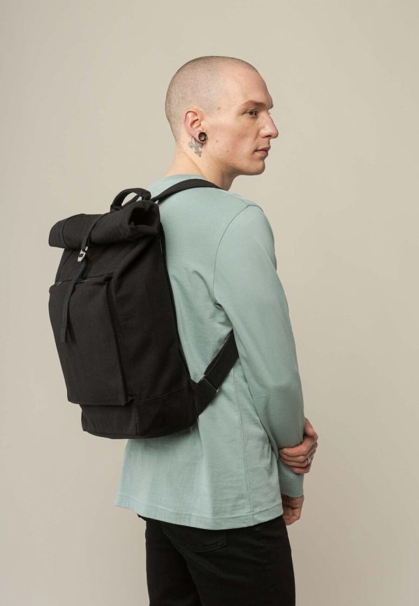 Čierny rolovací ruksak pre mužov na turistiku alebo ako mestský batoh do práce