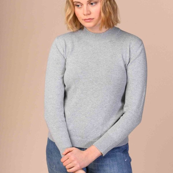 Sivý sveter z organickej bavlny je dostupný na SLOVFLOW