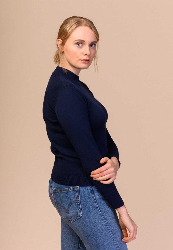 Modrý pletený sveter z organickej bavlny objednáte na SLOVFLOW